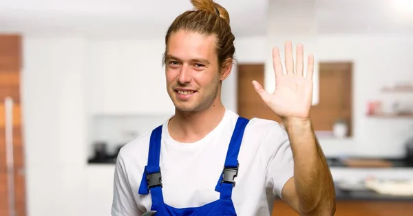 Werkman Die Met Hand Met Gelukkig Expressie Een Huis — Stockfoto