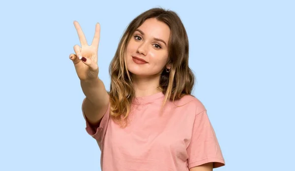 Nastolatek Dziewczyna Różowy Sweter Wyświetlono Kciuk Dół Znak Negatywne Wypowiedzi — Zdjęcie stockowe