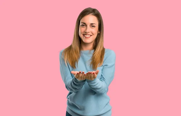 Mulher Loira Com Camisa Azul Segurando Copyspace Imaginário Palma Mão — Fotografia de Stock