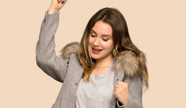 Teenager Mädchen Mit Mantel Feiert Sieg Auf Gelbem Hintergrund — Stockfoto