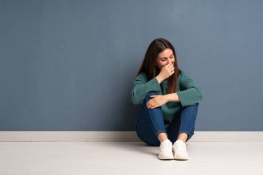 Çok gülümseyen katta oturan genç kadın