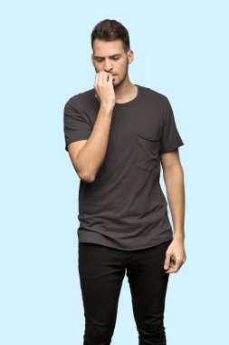 Adam siyah gömlek şüpheleri üzerinde mavi arka plan ile