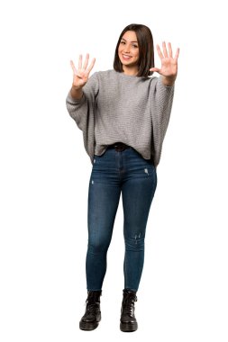 Genç bir kadının dokuz parmak ile izole beyaz arka plan üzerinde sayma tam uzunlukta bir atış