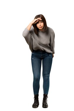 İzole beyaz arka plan üzerinde bir şey bakmak için uzakta el ile arayan genç bir kadın tam uzunlukta bir kadeh