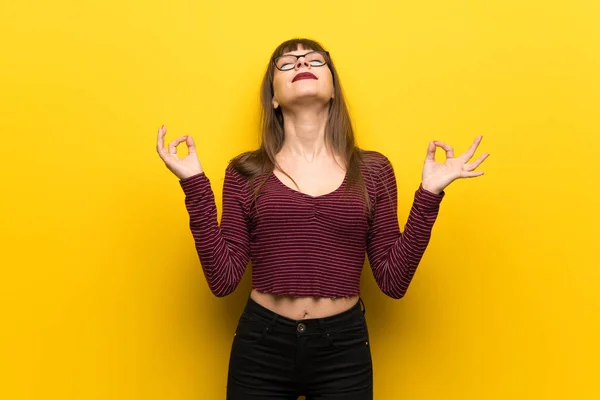 Mulher Com Óculos Sobre Parede Amarela Pose Zen — Fotografia de Stock