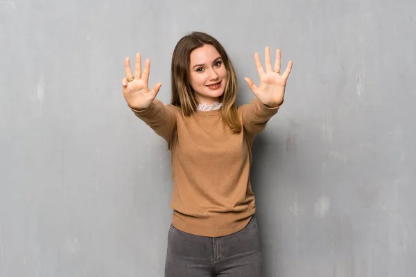 Adolescente Chica Sobre Textura Pared Contando Nueve Con Los Dedos —  Fotos de Stock