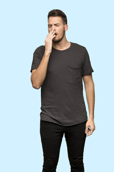 Man Black Shirt Yawning Covering Wide Open Mouth Hand Blue — Stock Photo, Image