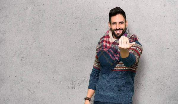 Hombre Hippie Invitando Venir Con Mano Feliz Que Hayas Venido — Foto de Stock