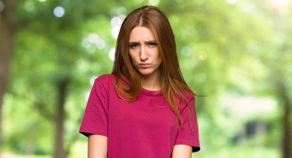 Junges Rothaariges Mädchen Mit Traurigem Und Deprimiertem Gesichtsausdruck Park — Stockfoto