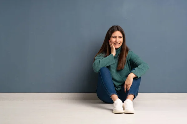 Junge Frau Sitzt Mit Zahnschmerzen Auf Dem Boden — Stockfoto