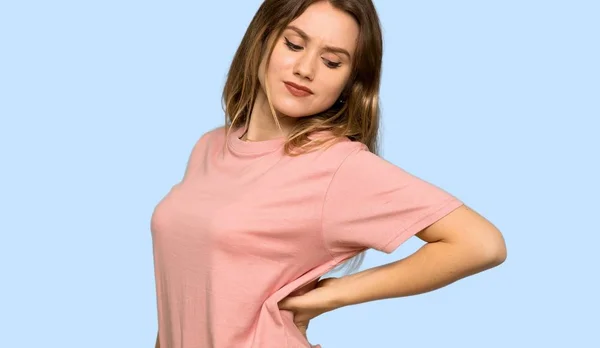 分離の青い背景に努力してきた腰痛に苦しむピンクのセーターとティーンエイ ジャーの女の子 — ストック写真