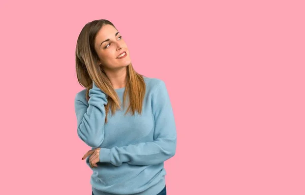 Mujer Rubia Con Camisa Azul Pensando Una Idea Mientras Rasca —  Fotos de Stock