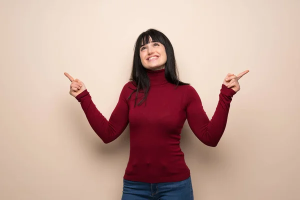 Junge Frau Mit Rotem Rollkragen Die Mit Dem Zeigefinger Zeigt — Stockfoto