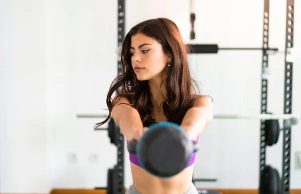 Młoda Kobieta Siłowni Kettlebell Sportu — Zdjęcie stockowe