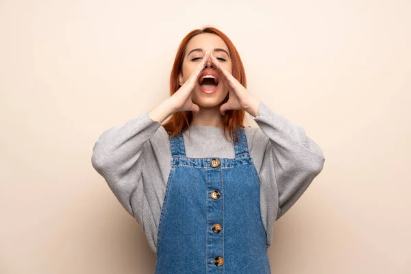 Jovem Ruiva Sobre Fundo Isolado Gritando Anunciando Algo — Fotografia de Stock