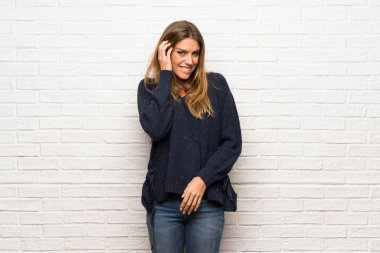 Tuğla duvar düşünme sarışın kadın