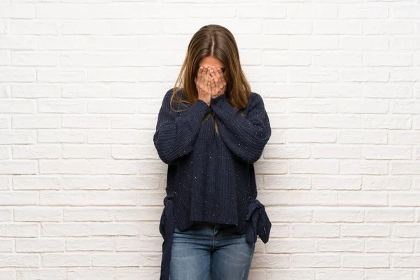 Mujer Rubia Sobre Pared Ladrillo Con Expresión Cansada Enferma — Foto de Stock