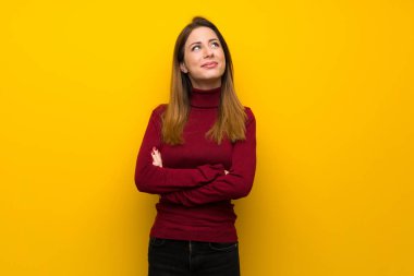 Balıkçı yaka gülümseyen süre ararken sarı duvarın üzerinden kadınla