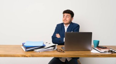 İş adamı bir office yapımında jest omuz kaldırma sırasında şüpheler