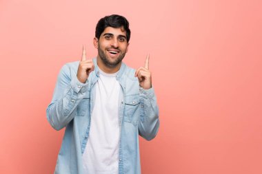 Harika bir fikir kadar işaret pembe duvarın üzerinden genç adam