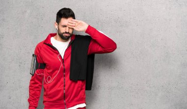 Dokulu duvar üzerinde yorgun ve hasta ifade ile yakışıklı sportman