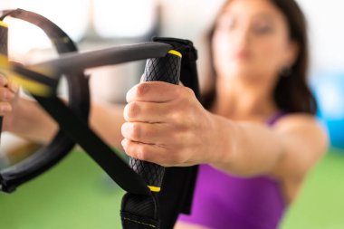 Genç kadın bir spor salonunda spor