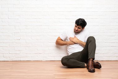 Kalbinden ağrınız katta oturan genç adam