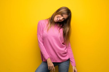 Mutlu genç ve güzel sarışın kadın