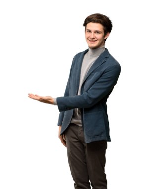 Genç adam bir fikir görünümlü doğru izole beyaz arka plan üzerinde gülümseyen iken sunan balıkçı yaka ile