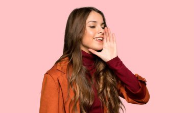 Ağız için lateral açık ile izole pembe arka plan üzerinde bağırarak montlu genç kadın