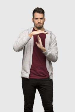 Kazak yapımı zaman aşımı jest gri arka plan üzerinde olan adam