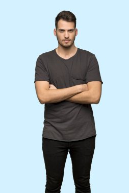 Adam mavi arka plan üzerinde siyah gömlek portre ile