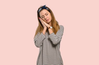 Başörtüsü yapım uyku hareketle dorable ifade izole pembe bir arka plan üzerinde olan kadın