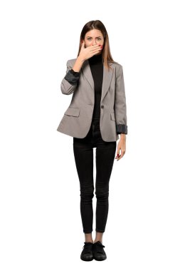 Uygunsuz bir şey izole beyaz arka plan üzerinde söylediğin için el ile ağız kapsayan bir iş kadını tam uzunlukta bir kadeh