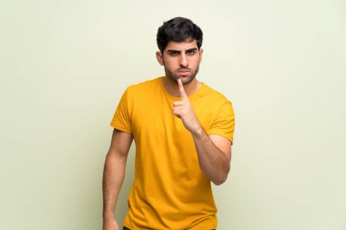 Pembe duvar öne dönük ve hayal kırıklığına uğramış genç adam