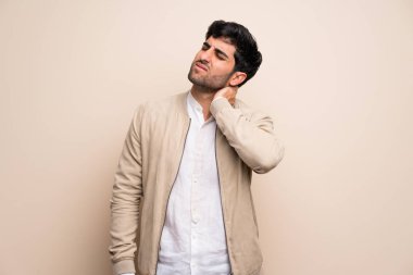 Genç adam neckache ile izole duvarın üzerinden