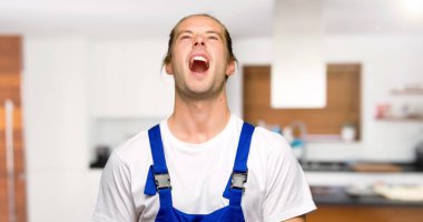 Bir evde geniş açık ağız ile ön bağırarak işçi