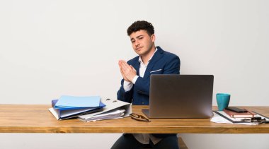 İş adamı bir ofiste birlikte palm tutar. Kişi için bir şey sorar