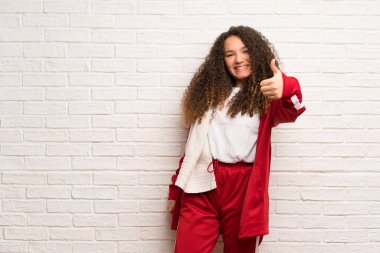 Genç spor başparmak ile kıvırcık saçlı kız kadar iyi bir şey oldu çünkü