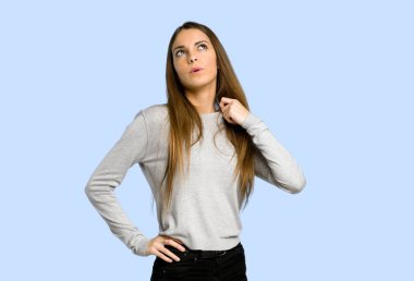 yorgun ve hasta ifade üzerinde mavi arka plan ile genç kız