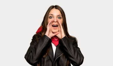 Bağırarak ve izole gri arka plan üzerinde bir şey ilan deri ceket Bayan