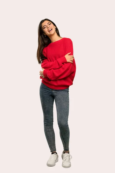 一个穿着红色毛衣的少年女孩的全长照片 在孤立的背景上微笑 — 图库照片