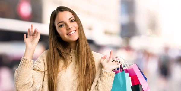 Fiatal Lány Mutatja Jele Ujjaival Város Bevásárló Táskák — Stock Fotó