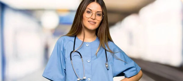 Enfermera Joven Posando Con Los Brazos Cadera Sonriendo Hospital — Foto de Stock