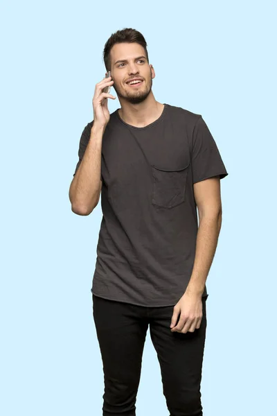 Homem Com Camisa Preta Mantendo Uma Conversa Com Telefone Celular — Fotografia de Stock
