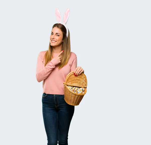 Молода Жінка Кролячих Вухах Великодніх Свят Вказує Бік Пальцем Щоб — стокове фото