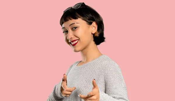 Молода Жінка Коротким Волоссям Вказує Передній План Посміхається Ізольованому Рожевому — стокове фото