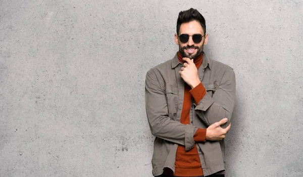 Bel Homme Avec Barbe Avec Des Lunettes Souriant Sur Mur — Photo