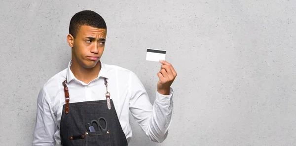 Jovem Barbeiro Afro Americano Levando Cartão Crédito Sem Dinheiro Parede — Fotografia de Stock
