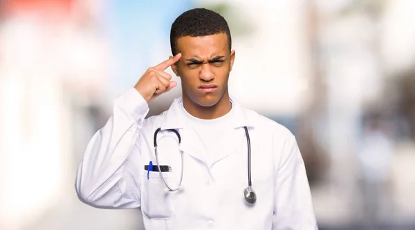 Unga Afro Amerikansk Man Läkare Att Göra Gesten Galenskap Att — Stockfoto